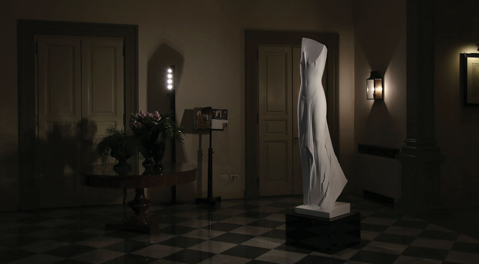 In attesa | 2017 | cm198-46-42 | bianco P. (Palazzo Tornabuoni, Firenze)